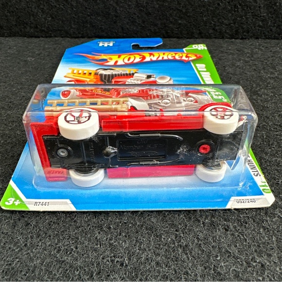 Hot Wheels 2010 Treasure Hunts Old Number 5.5 Fire Engine - Picture 3 of 6